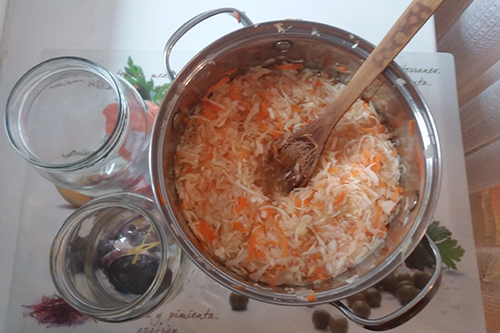 Капуста с морковью в кастрюле
